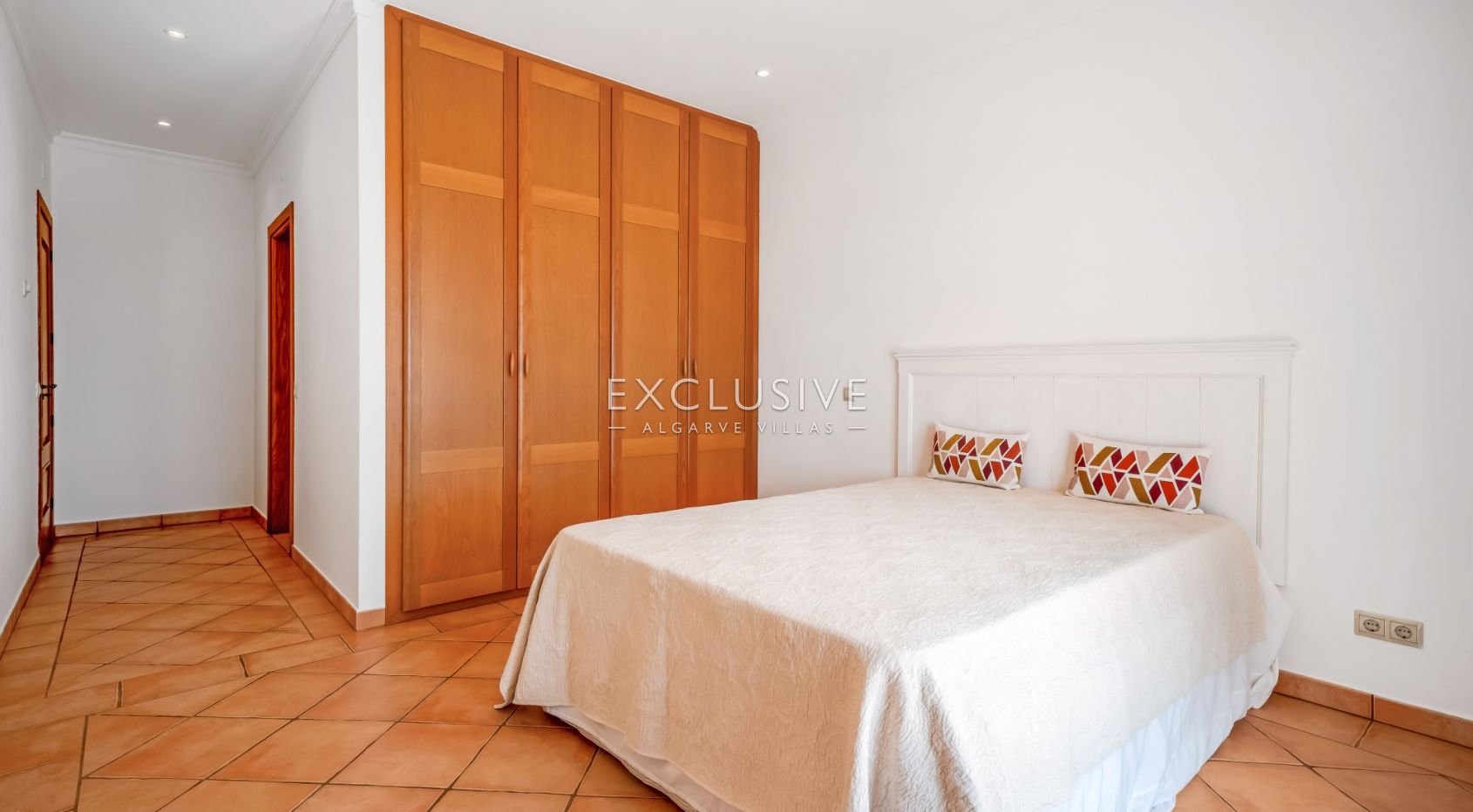 4-Schlafzimmer-Villa in Santa Bárbara de Nexe mit unverbautem Meerblick