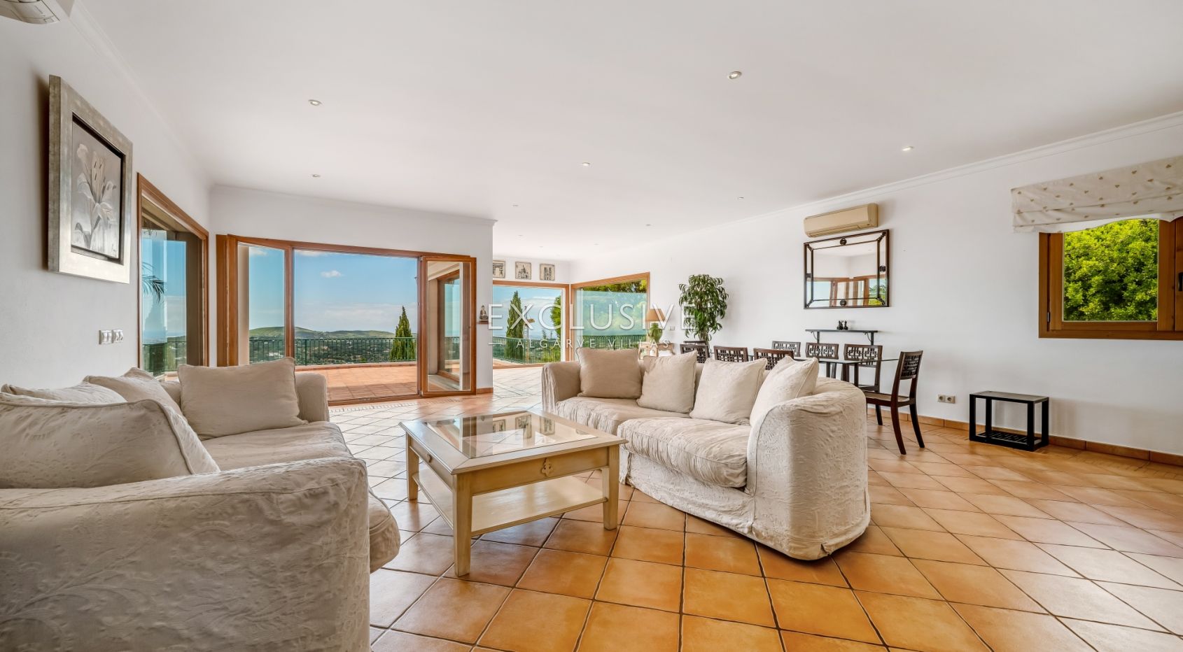 4-Schlafzimmer-Villa in Santa Bárbara de Nexe mit unverbautem Meerblick