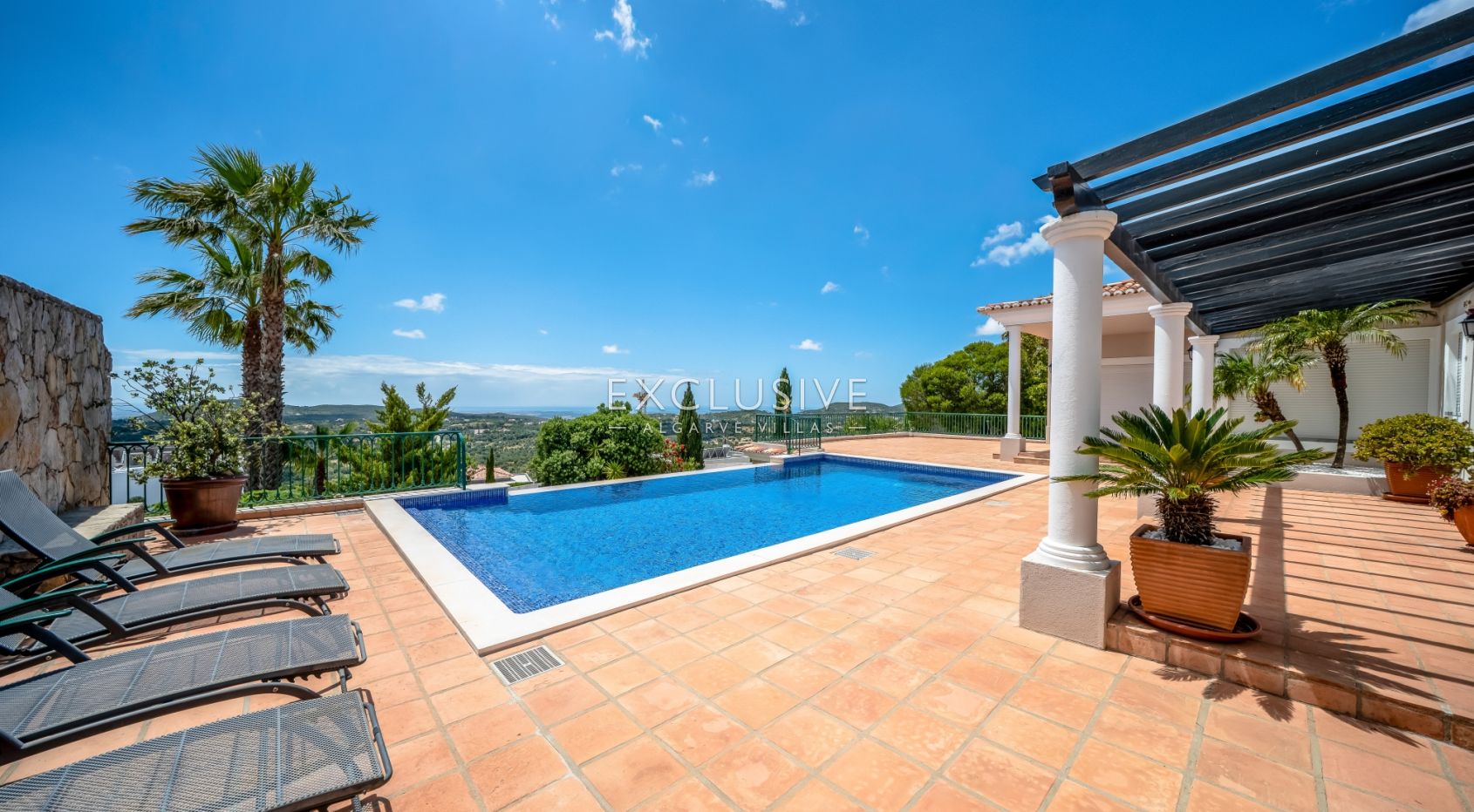 4-Schlafzimmer-Villa in Santa Bárbara de Nexe mit unverbautem Meerblick