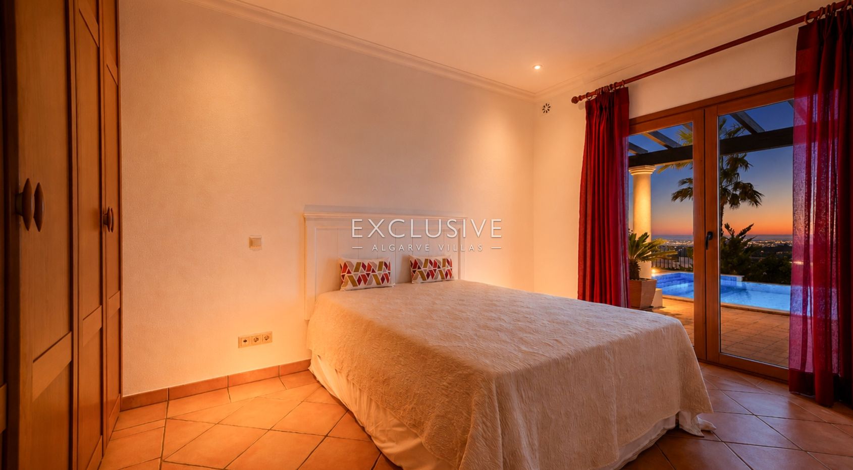 4-Schlafzimmer-Villa in Santa Bárbara de Nexe mit unverbautem Meerblick