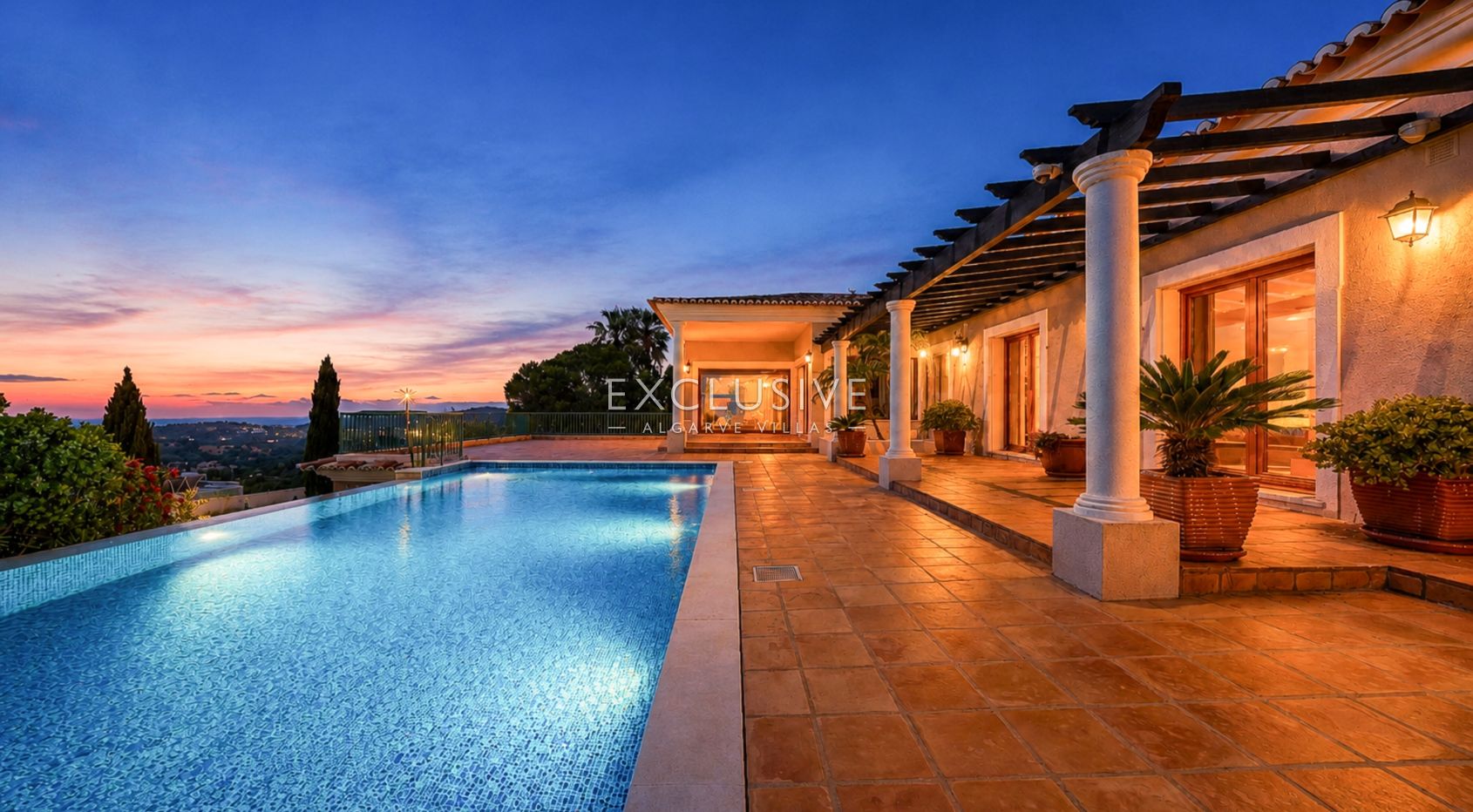 4-Schlafzimmer-Villa in Santa Bárbara de Nexe mit unverbautem Meerblick