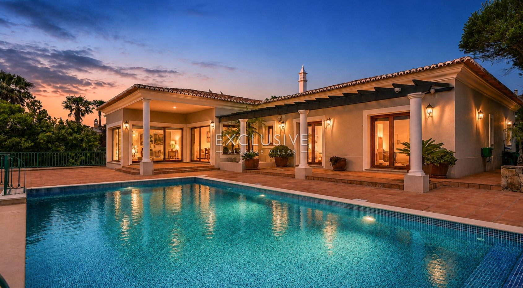 4-Schlafzimmer-Villa in Santa Bárbara de Nexe mit unverbautem Meerblick