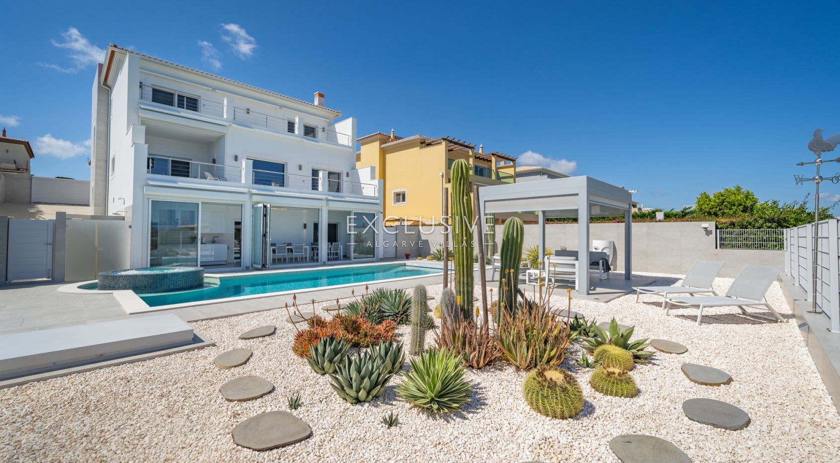 Exceptional Golf & Sea View Villa in Boavista, Lagos