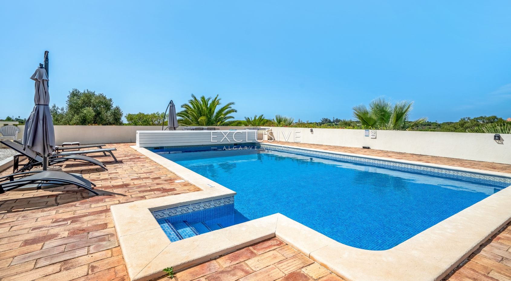 Exclusive 4+1 bedroom Villa with heated pool on 7910m2 plot in Porches, Algarve