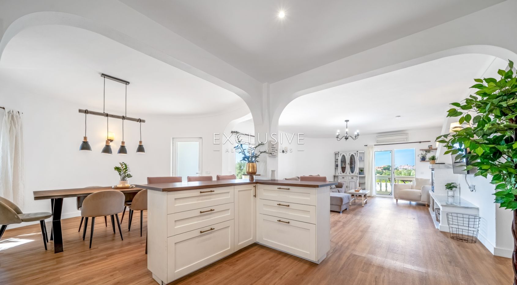 Exclusive 4+1 bedroom Villa with heated pool on 7910m2 plot in Porches, Algarve