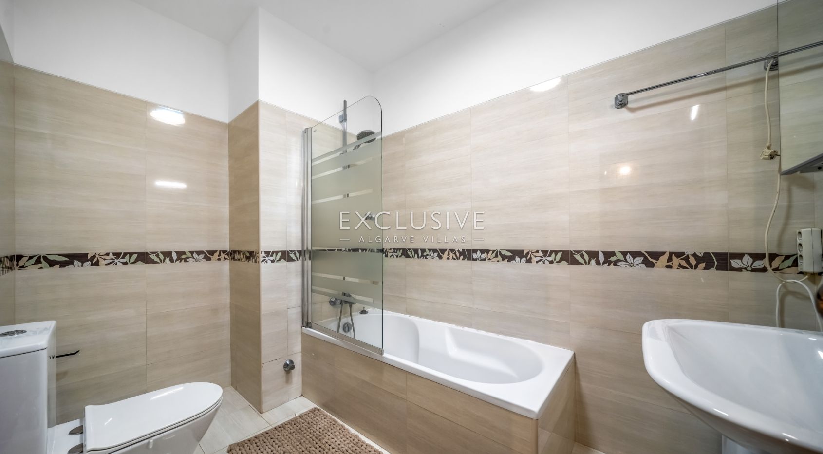 Exclusive 4+1 bedroom Villa with heated pool on 7910m2 plot in Porches, Algarve