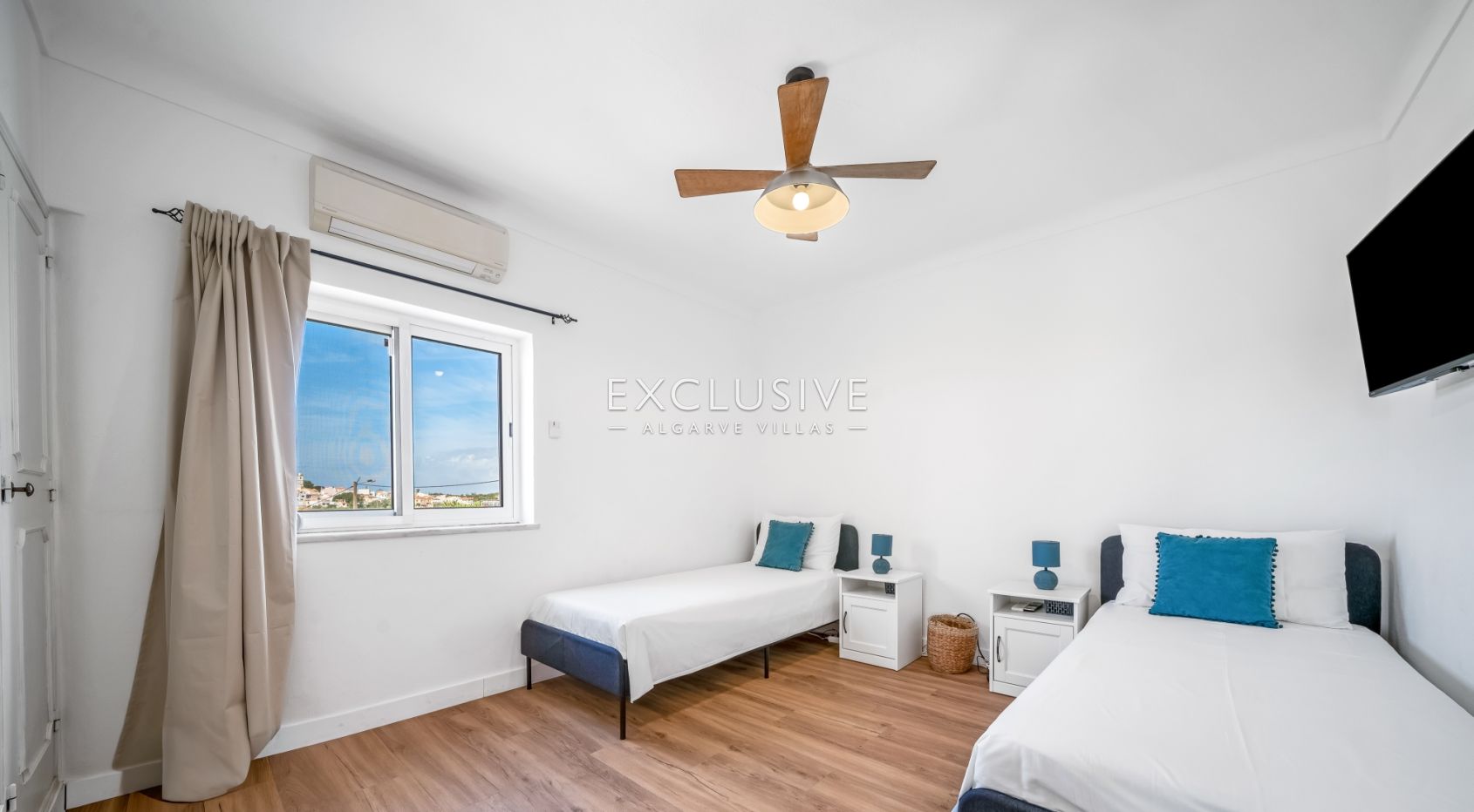 Exclusive 4+1 bedroom Villa with heated pool on 7910m2 plot in Porches, Algarve