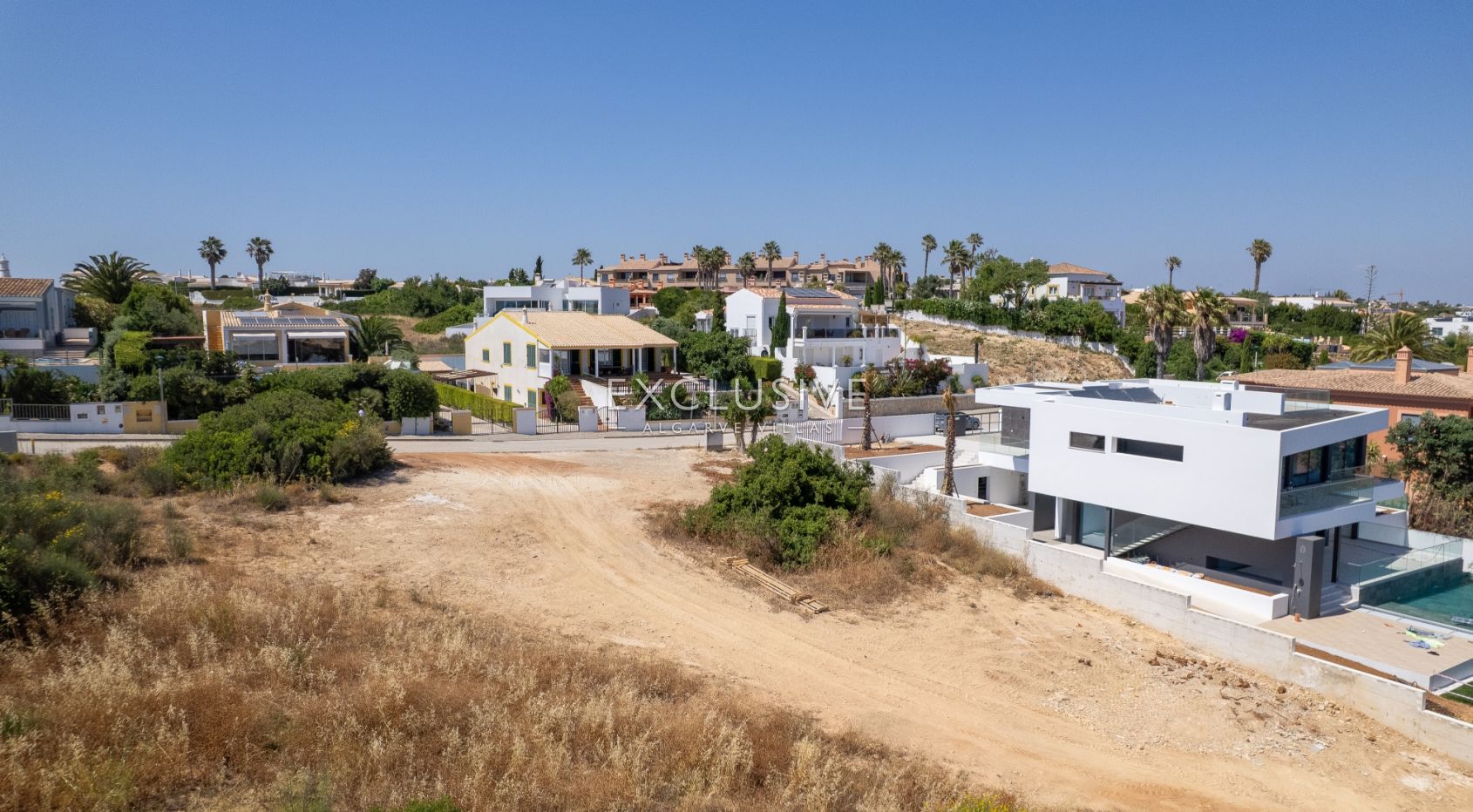 Grundstück mit Meerblick und genehmigtem Bauprojekt für eine moderne Villa in Praia da Luz an der Al