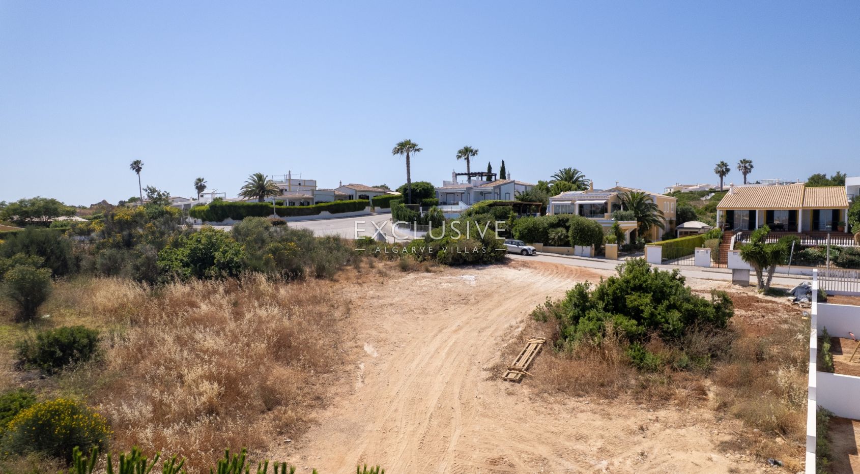 Grundstück mit Meerblick und genehmigtem Bauprojekt für eine moderne Villa in Praia da Luz an der Al