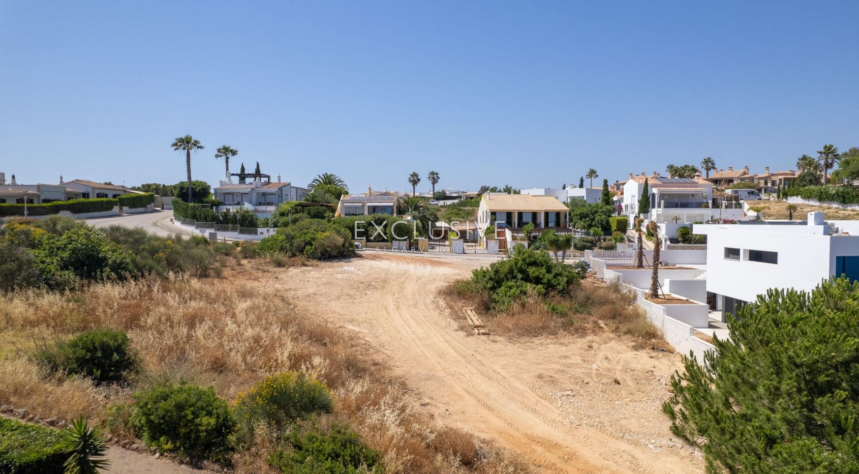Grundstück mit Meerblick und genehmigtem Bauprojekt für eine moderne Villa in Praia da Luz an der Al