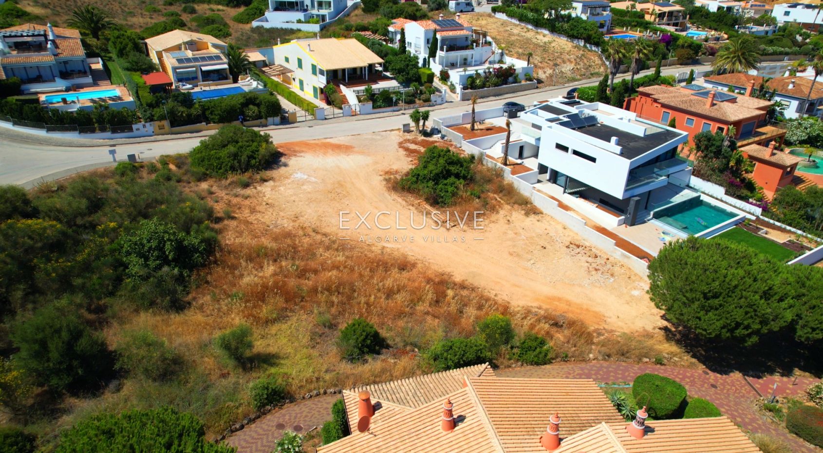 Grundstück mit Meerblick und genehmigtem Bauprojekt für eine moderne Villa in Praia da Luz an der Al