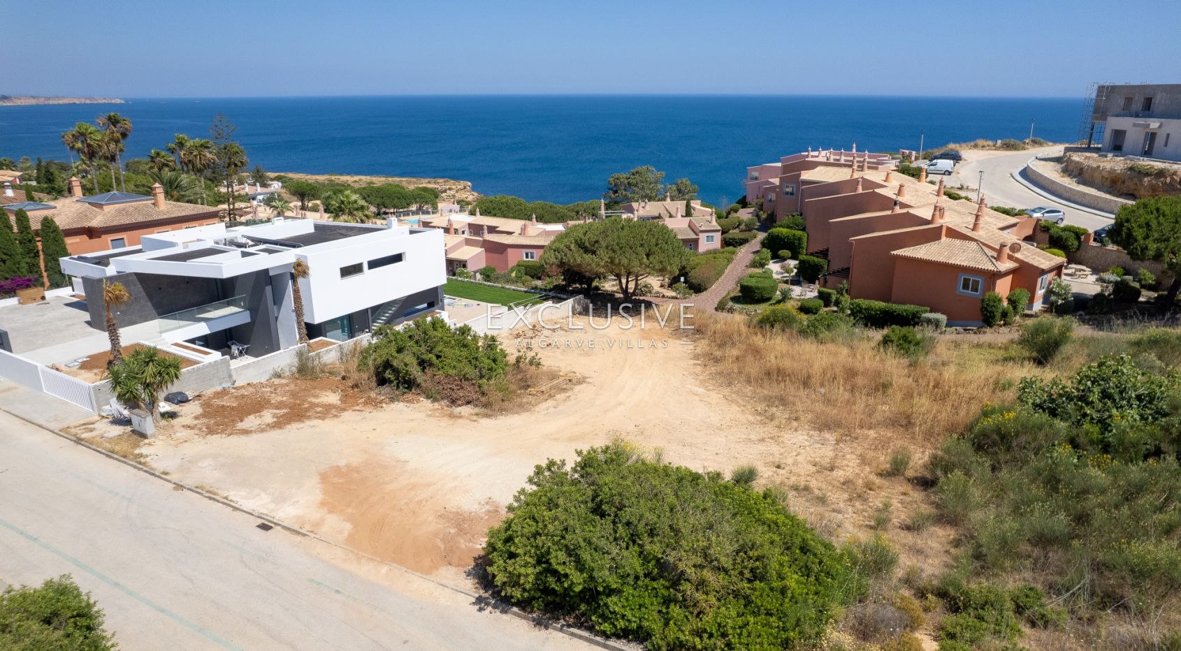 Schlüsselfertiges Projekt einer modernen Villa mit Meerblick in Praia da Luz an der Algarve zu verka