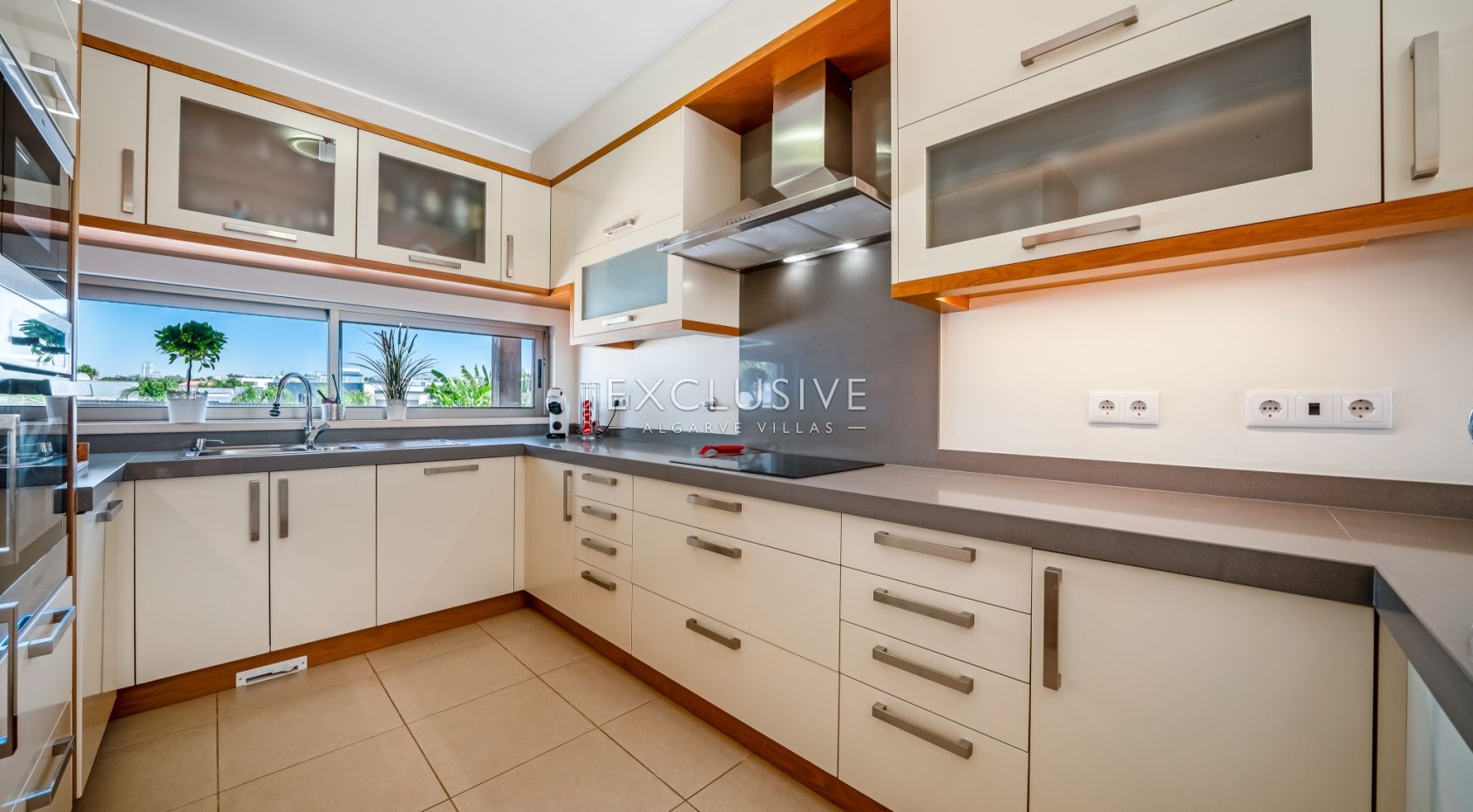 Moderne Villa mit 4 Schlafzimmern, Pool, Solar- und Photovoltaikanlage, in Alcantarilha