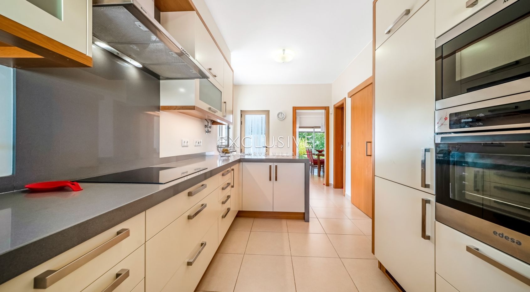 Moderne Villa mit 4 Schlafzimmern, Pool, Solar- und Photovoltaikanlage, in Alcantarilha