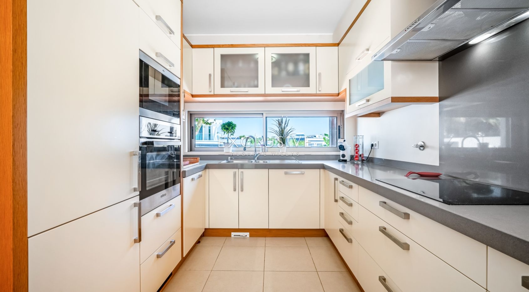 Moderne Villa mit 4 Schlafzimmern, Pool, Solar- und Photovoltaikanlage, in Alcantarilha