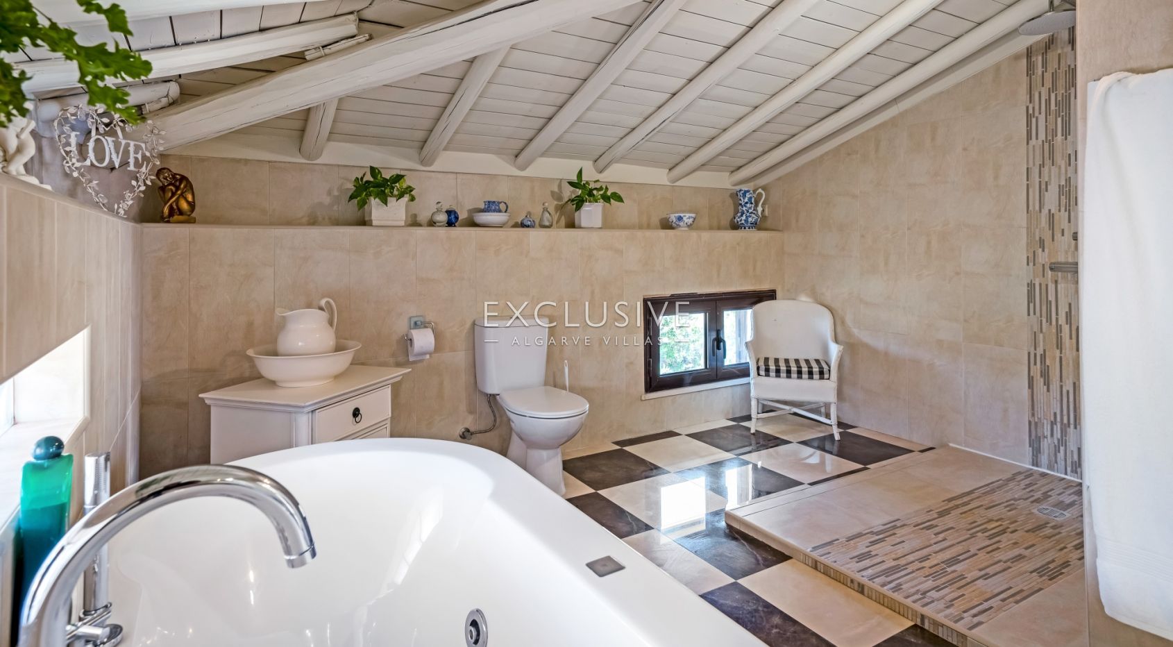 Anwesen im Landhausstil in Caramujeira an der Algarve