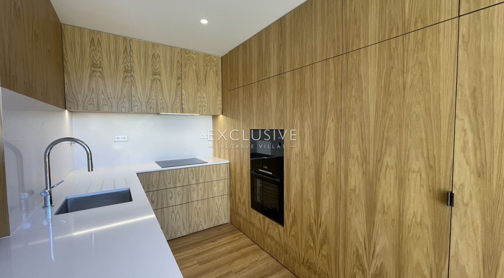 une villa de luxe de 3 chambres avec piscine privée et jardin à Vilamoura