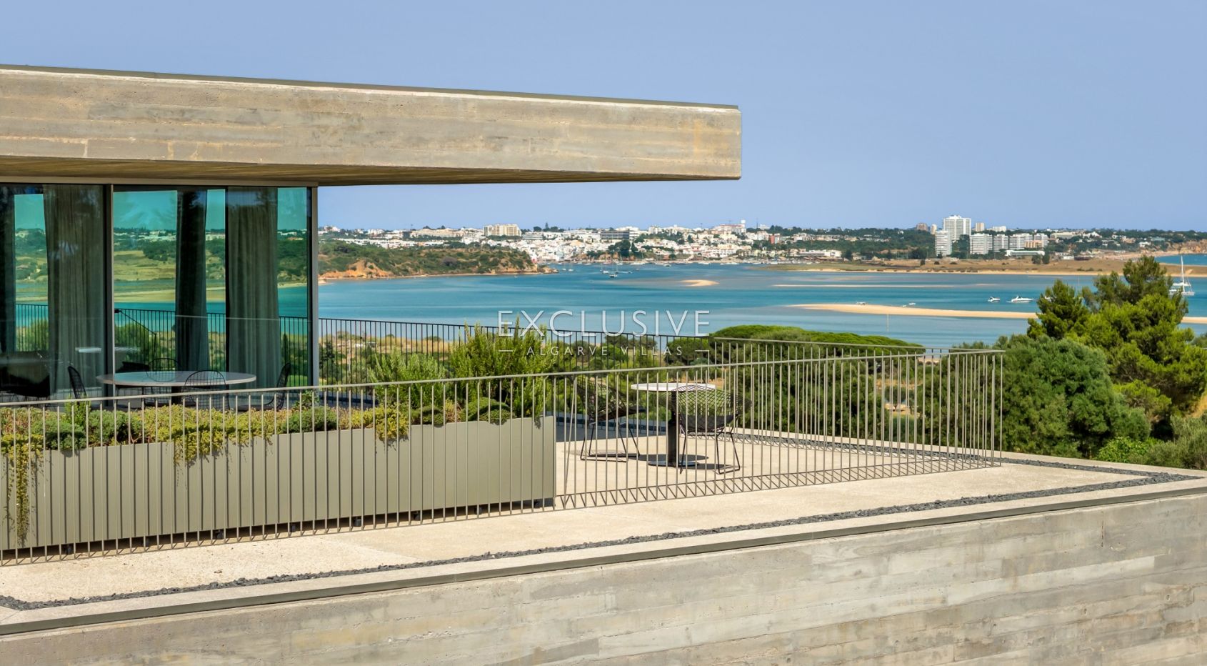 Moderne Villa mit 5 Schlafzimmern und Blick auf das Meer und den Golfplatz im Palmares Golf Resort