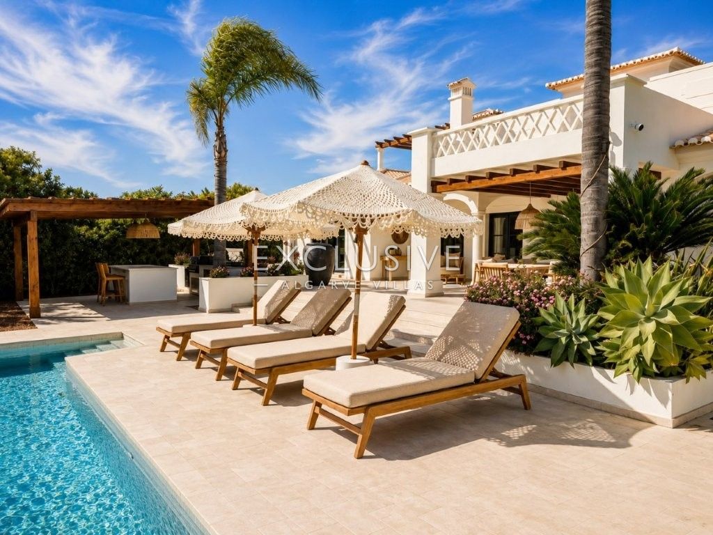 Luxuriös renovierte Villa mit 4 Schlafzimmern und Pool in Carvoeiro an der Algarve