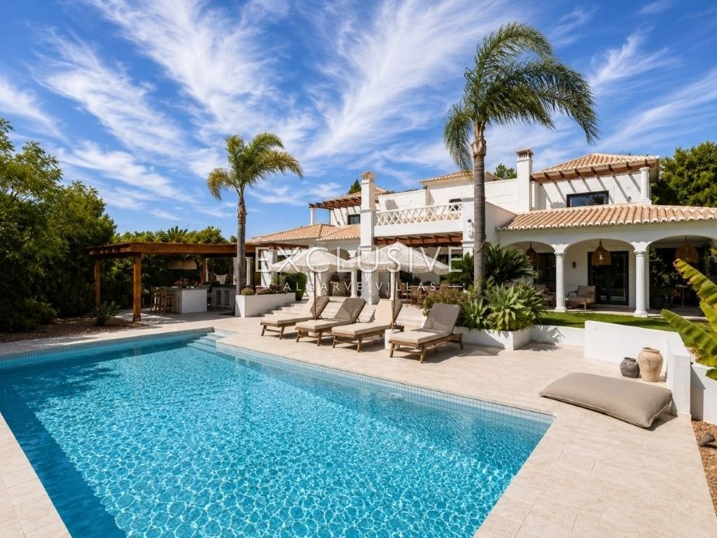 Luxuriös renovierte Villa mit 4 Schlafzimmern und Pool in Carvoeiro an der Algarve
