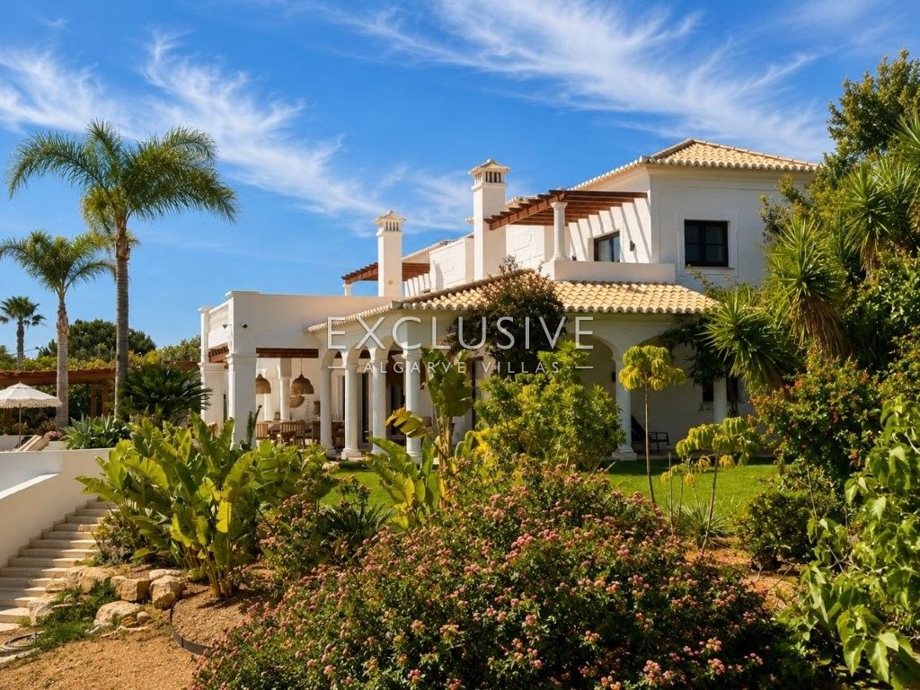 Luxuriös renovierte Villa mit 4 Schlafzimmern und Pool in Carvoeiro an der Algarve