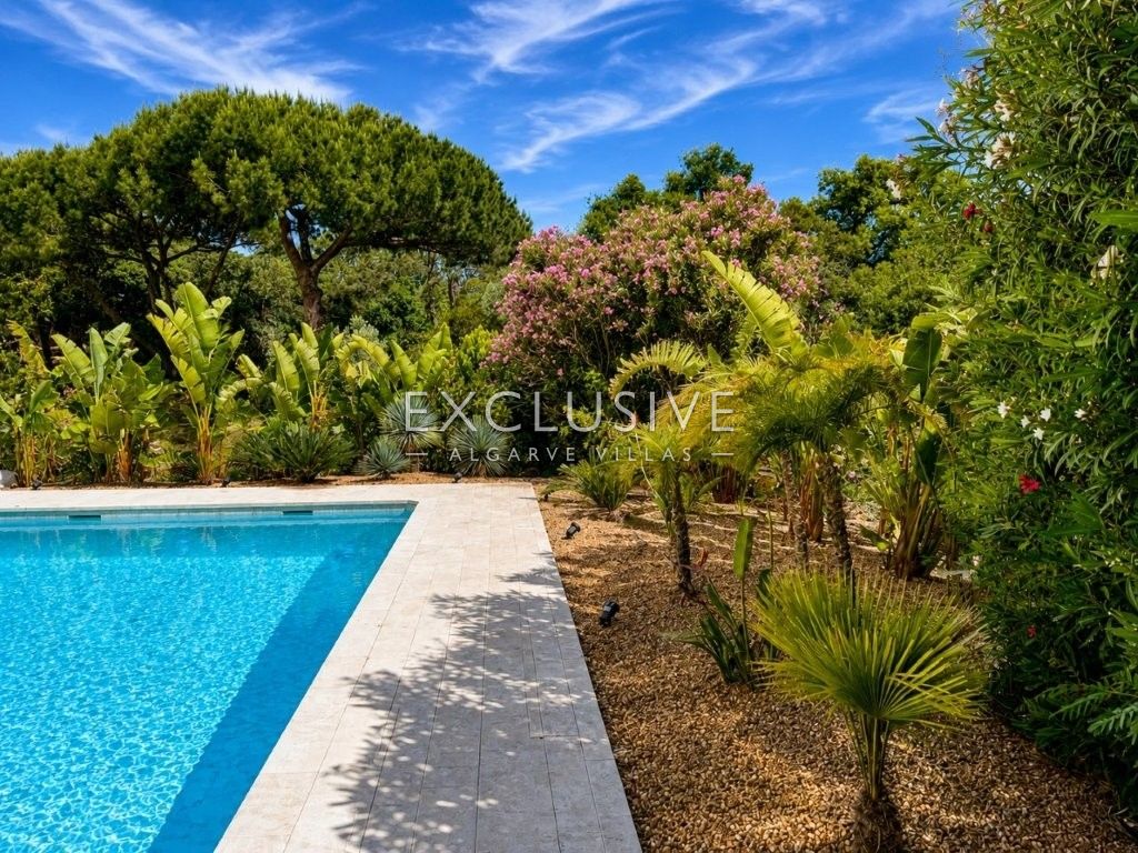 Luxuriös renovierte Villa mit 4 Schlafzimmern und Pool in Carvoeiro an der Algarve
