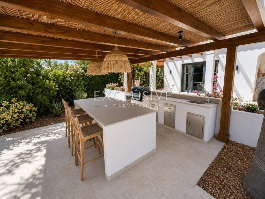 Luxuriös renovierte Villa mit 4 Schlafzimmern und Pool in Carvoeiro an der Algarve