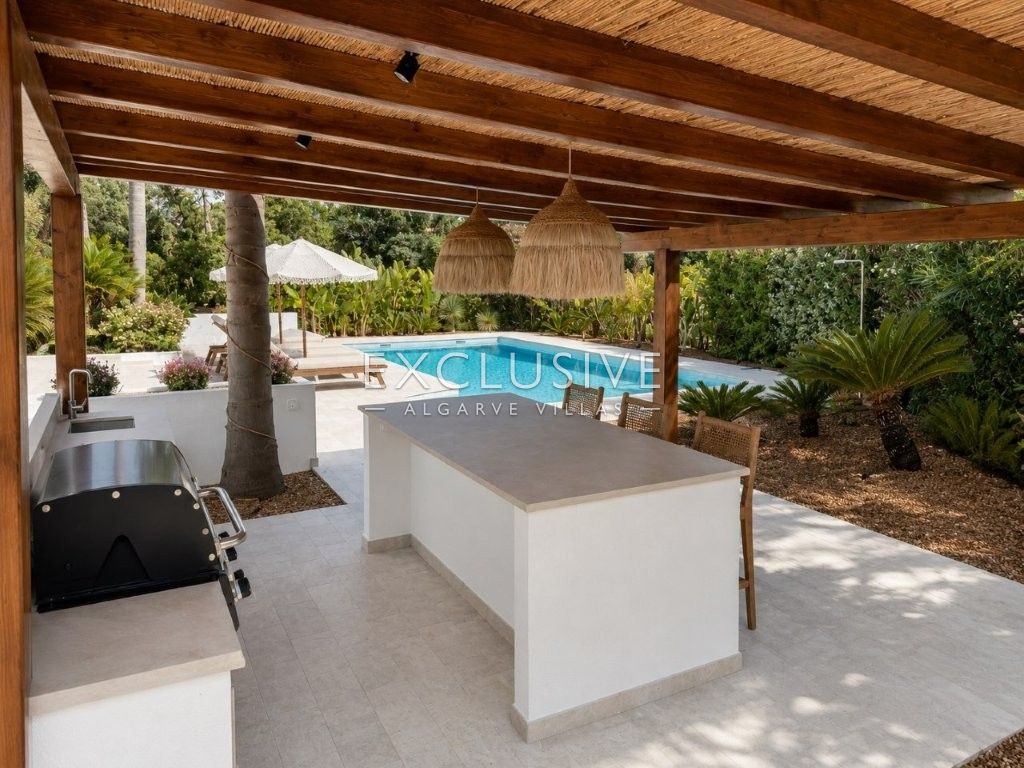 Luxuriös renovierte Villa mit 4 Schlafzimmern und Pool in Carvoeiro an der Algarve