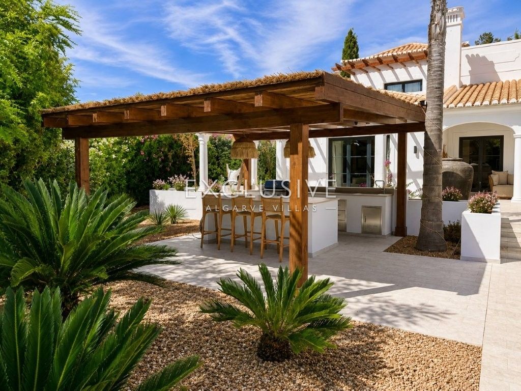 Luxuriös renovierte Villa mit 4 Schlafzimmern und Pool in Carvoeiro an der Algarve