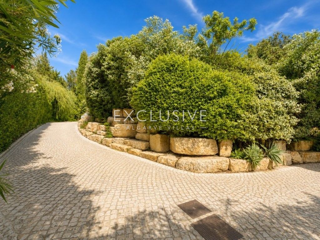 Luxuriös renovierte Villa mit 4 Schlafzimmern und Pool in Carvoeiro an der Algarve