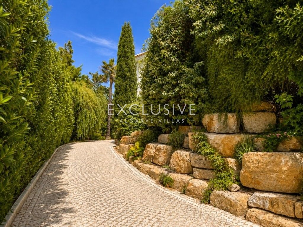 Luxuriös renovierte Villa mit 4 Schlafzimmern und Pool in Carvoeiro an der Algarve