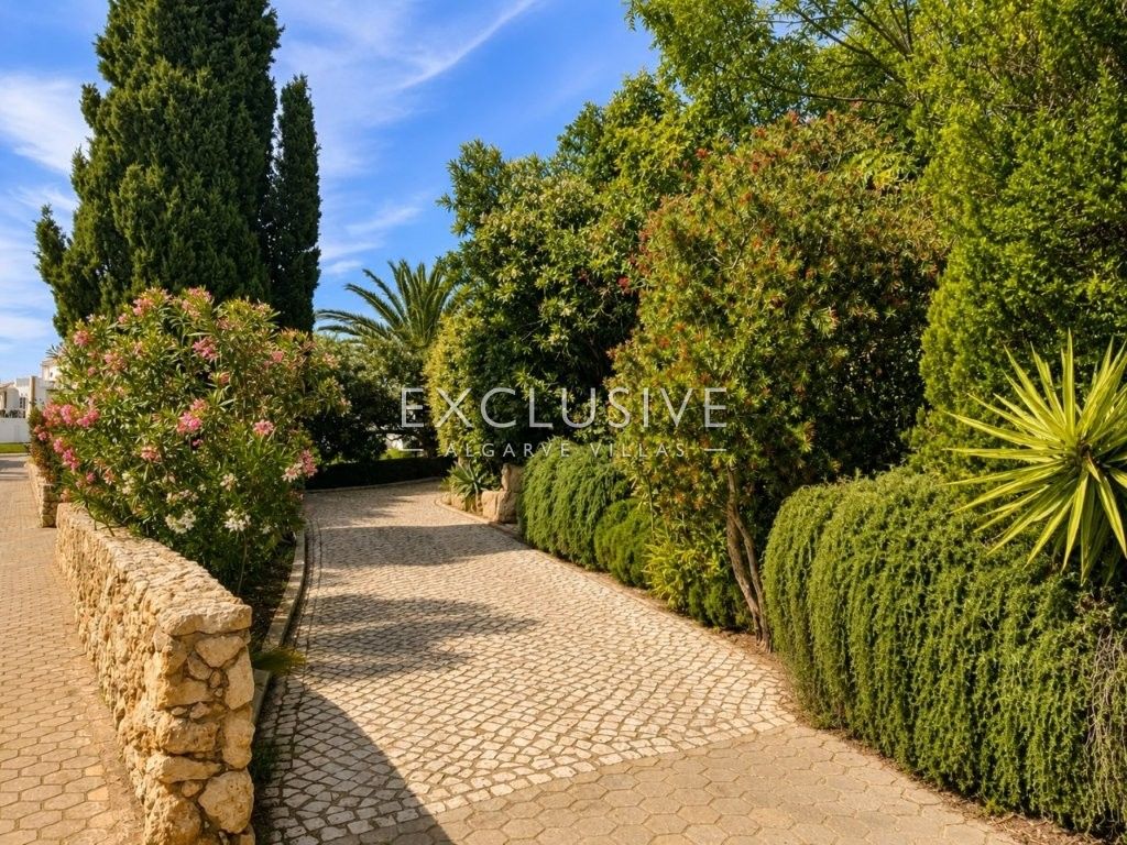 Luxuriös renovierte Villa mit 4 Schlafzimmern und Pool in Carvoeiro an der Algarve