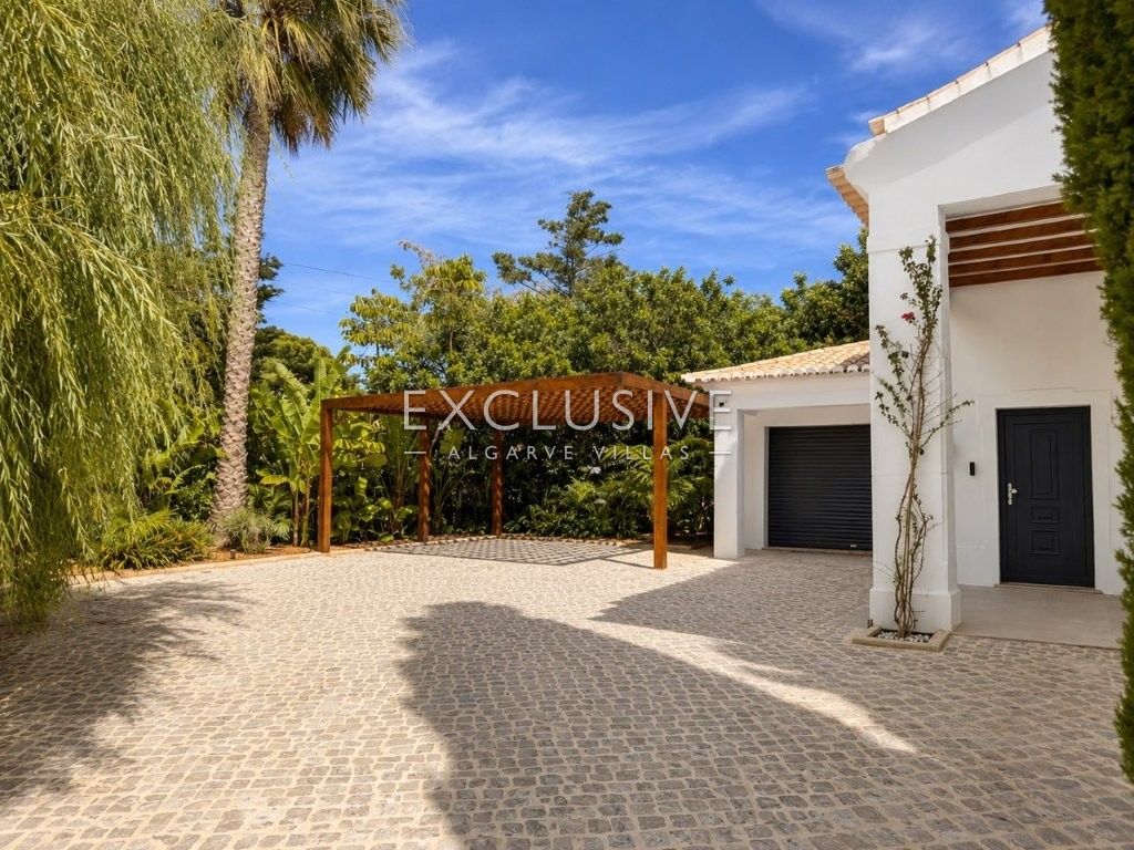 Luxuriös renovierte Villa mit 4 Schlafzimmern und Pool in Carvoeiro an der Algarve