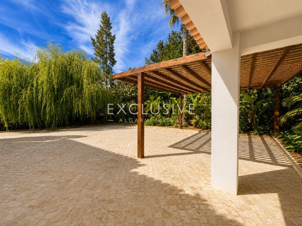 Luxuriös renovierte Villa mit 4 Schlafzimmern und Pool in Carvoeiro an der Algarve