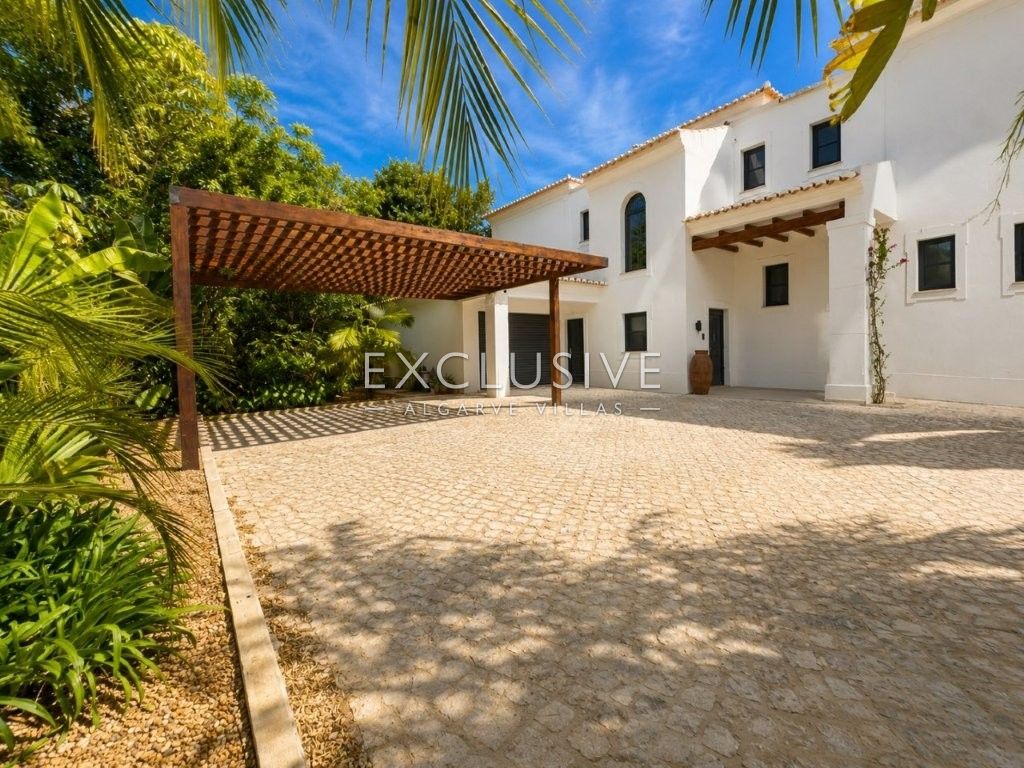 Luxuriös renovierte Villa mit 4 Schlafzimmern und Pool in Carvoeiro an der Algarve