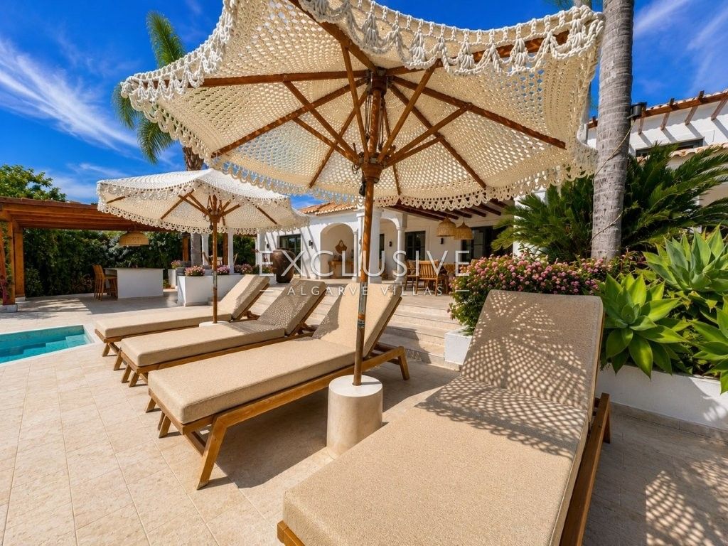 Luxuriös renovierte Villa mit 4 Schlafzimmern und Pool in Carvoeiro an der Algarve