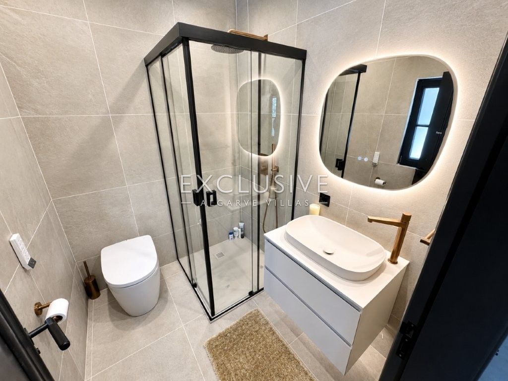 Luxuriös renovierte Villa mit 4 Schlafzimmern und Pool in Carvoeiro an der Algarve