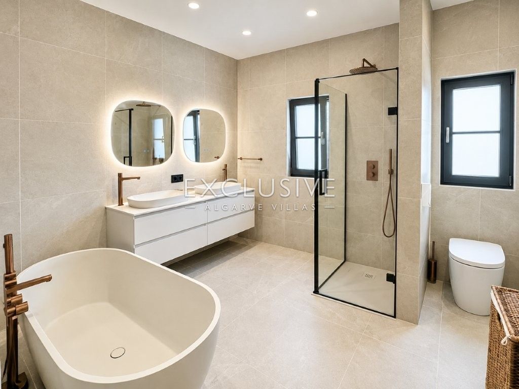 Luxuriös renovierte Villa mit 4 Schlafzimmern und Pool in Carvoeiro an der Algarve