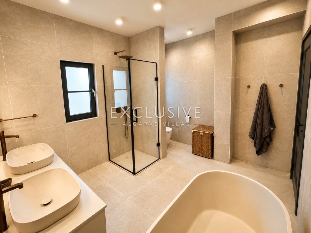 Luxuriös renovierte Villa mit 4 Schlafzimmern und Pool in Carvoeiro an der Algarve