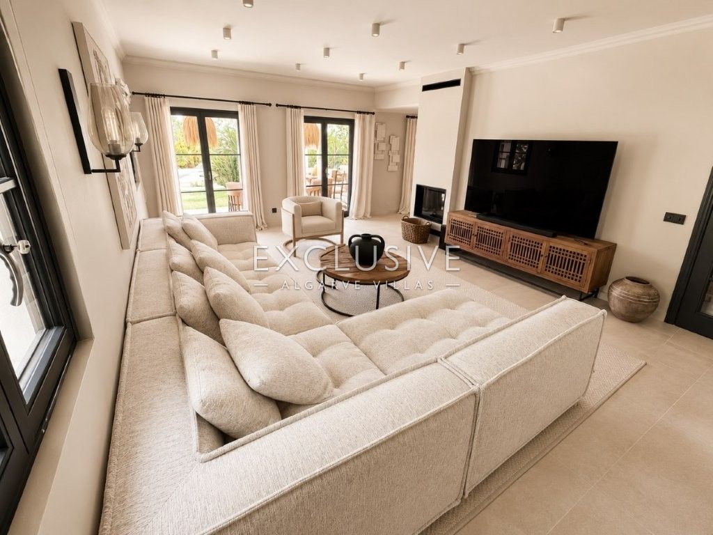 Luxuriös renovierte Villa mit 4 Schlafzimmern und Pool in Carvoeiro an der Algarve