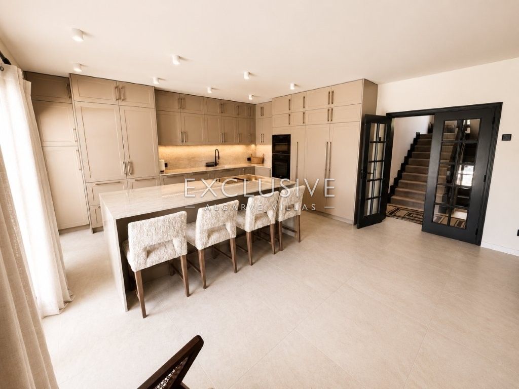Luxuriös renovierte Villa mit 4 Schlafzimmern und Pool in Carvoeiro an der Algarve