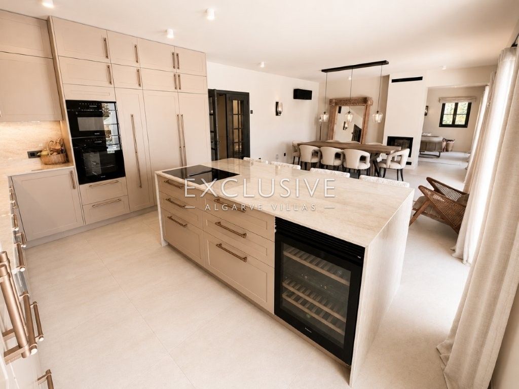 Luxuriös renovierte Villa mit 4 Schlafzimmern und Pool in Carvoeiro an der Algarve