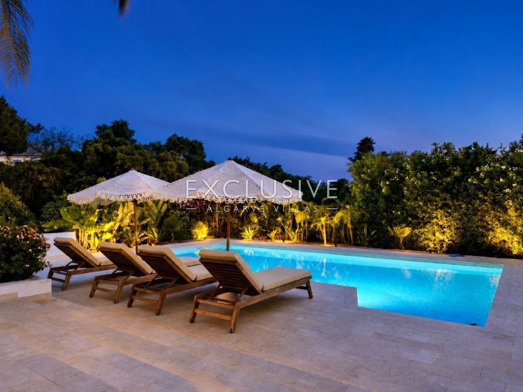 Luxuriös renovierte Villa mit 4 Schlafzimmern und Pool in Carvoeiro an der Algarve