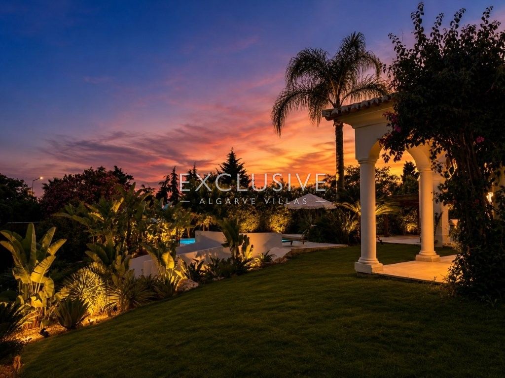 Luxuriös renovierte Villa mit 4 Schlafzimmern und Pool in Carvoeiro an der Algarve