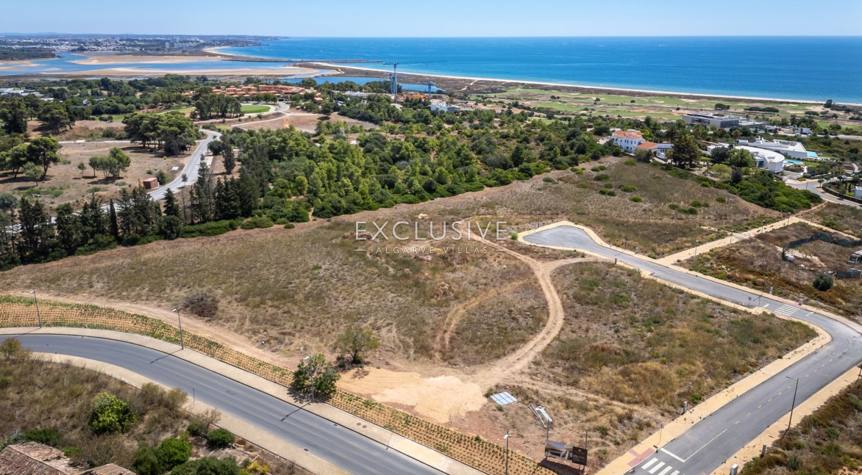 Großes Grundstück mit Panoramablick auf das Meer in der Nähe des Golfplatzes Palmares, Lagos