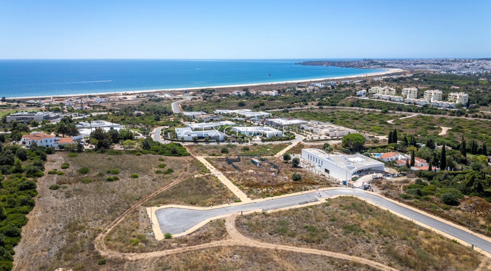 Großes Grundstück mit Panoramablick auf das Meer in der Nähe des Golfplatzes Palmares, Lagos