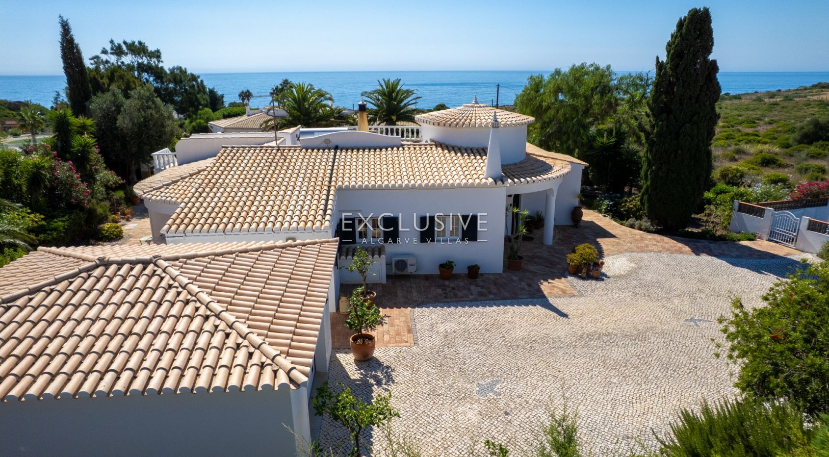 Charming 4Bedroom Villa with Amazing Ocean Views near Praia da Luz and Burgau