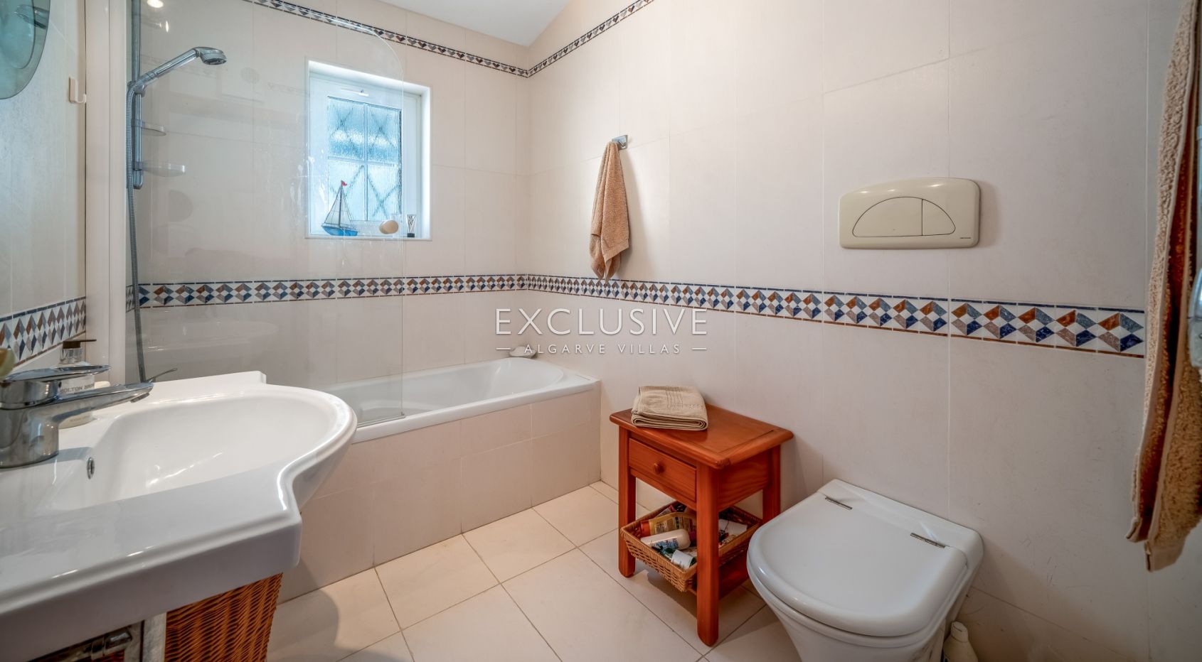 Charming 4Bedroom Villa with Amazing Ocean Views near Praia da Luz and Burgau