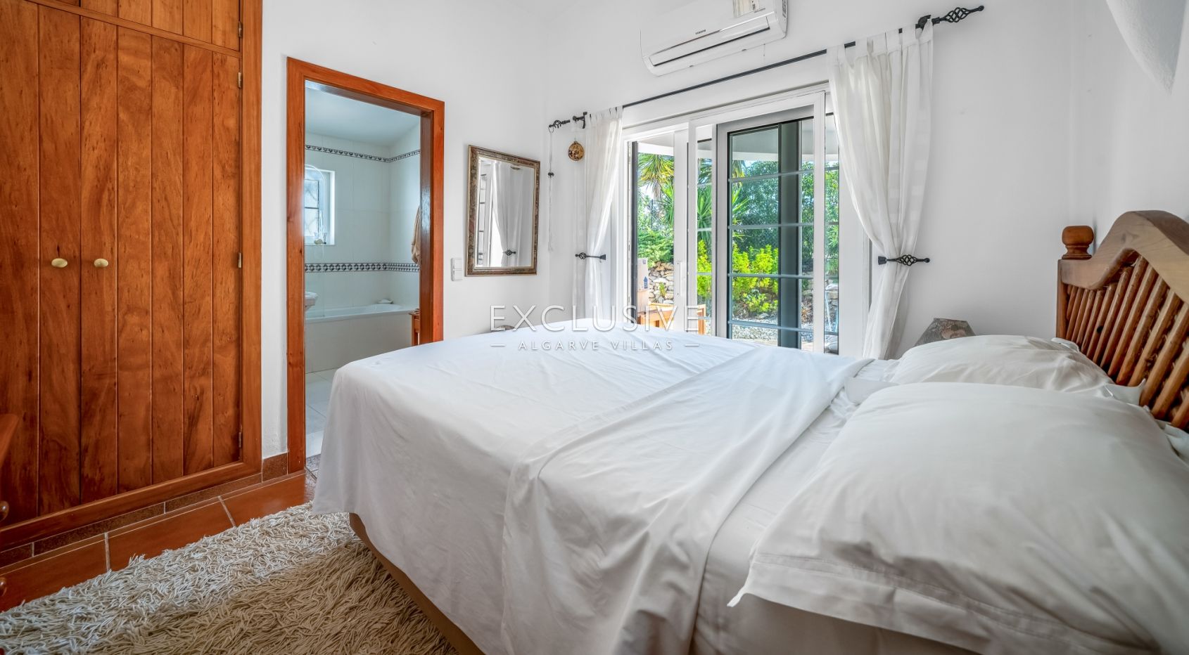 Charming 4Bedroom Villa with Amazing Ocean Views near Praia da Luz and Burgau