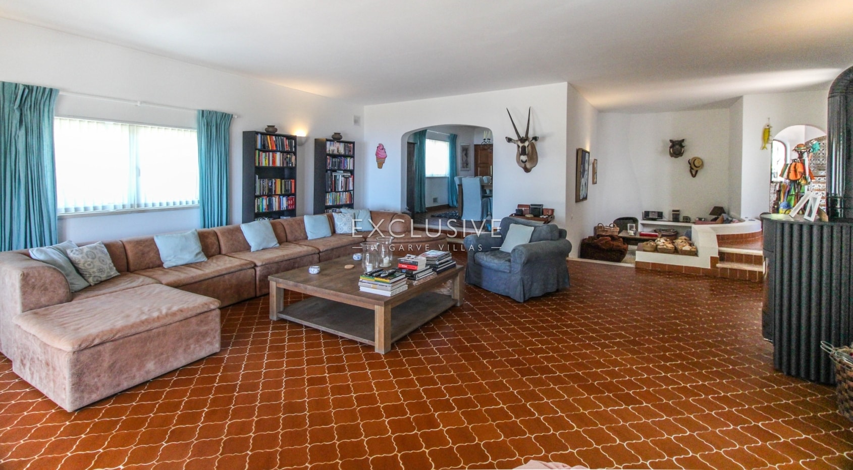 Large 4 bedroom villa with guesthouse with superb sea views in Praia da Luz